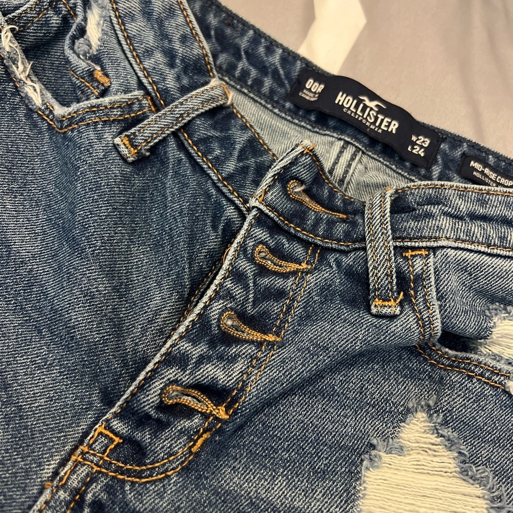 Hollister mid rise crop boyfriend distressed jean. Button down 00/23